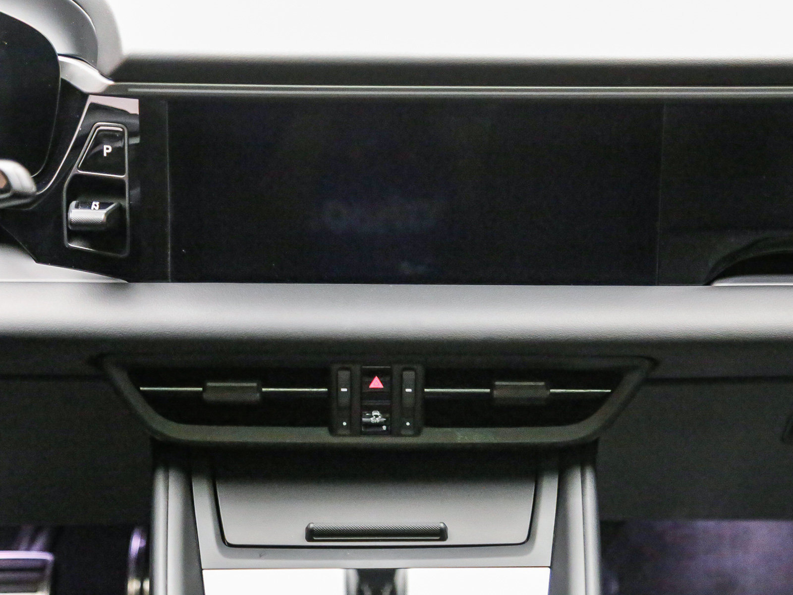 Certified 2025 Porsche Macan 4S Electric AWD/4WD image 17