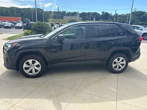 Used 2022 Toyota RAV4 LE AWD/4WD image 4