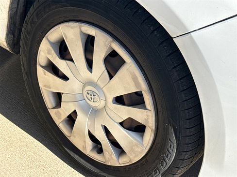 Used 2015 Toyota Yaris L image 9