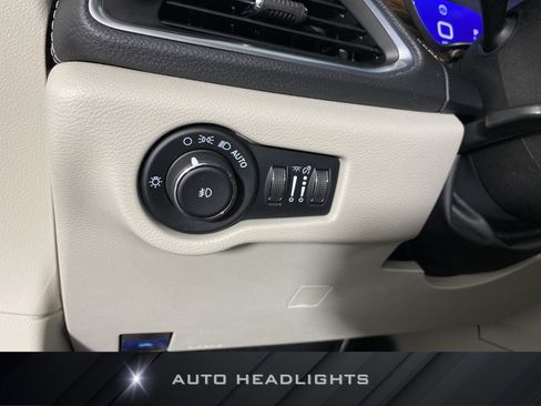 Used 2021 Chrysler Pacifica Limited w/ Uconnect Theater Family Group AWD/4WD image 25