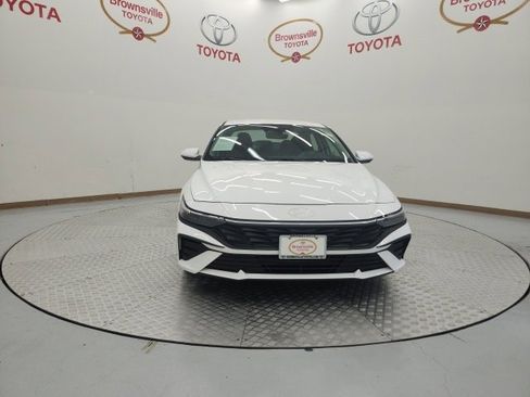 Used 2025 Hyundai Elantra SE image 4