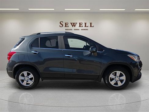 Used 2018 Chevrolet Trax LT w/ LT Convenience Package image 5