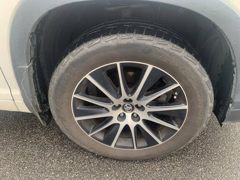 Used 2017 Toyota Highlander SE image 4