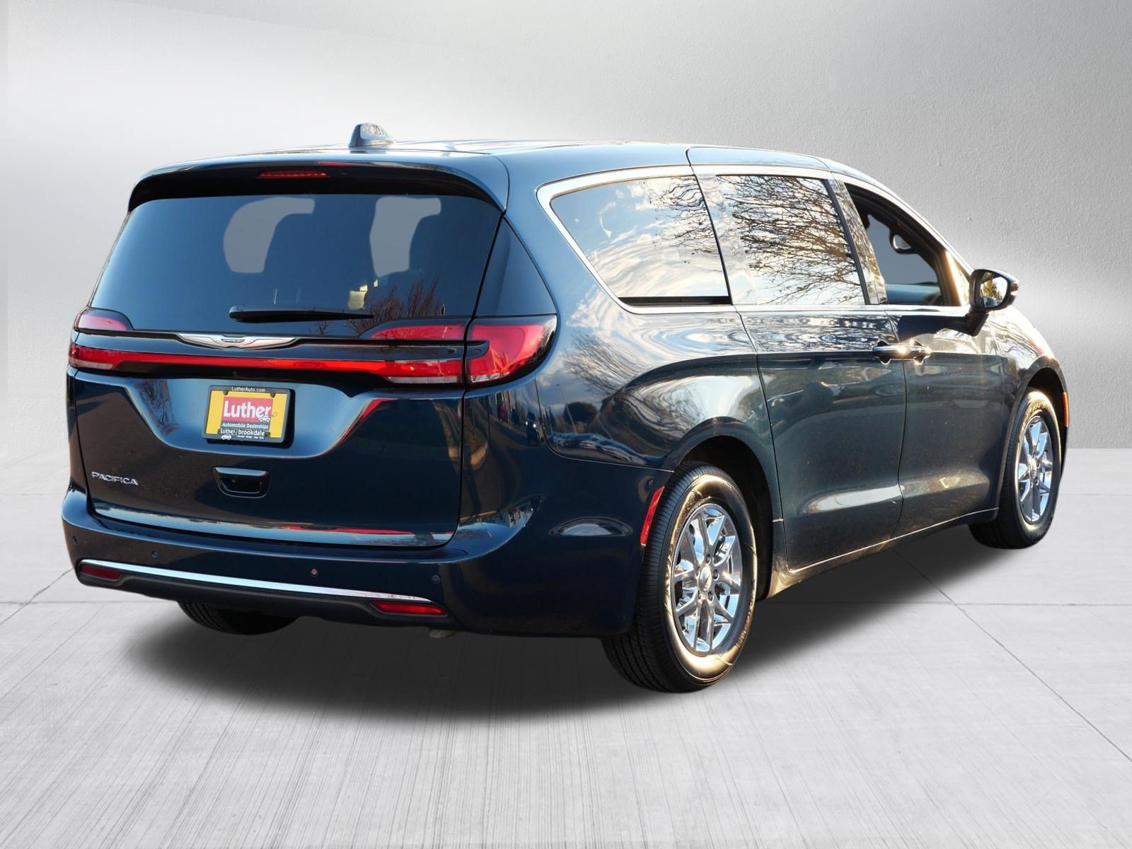 Used 2025 Chrysler Pacifica Select FWD image 6