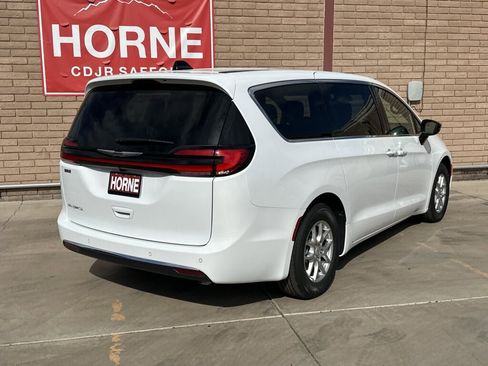New 2026 Chrysler Pacifica Select image 8