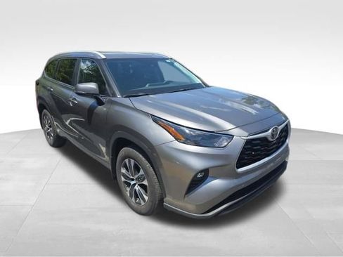 Used 2025 Toyota Highlander XLE AWD/4WD image 5