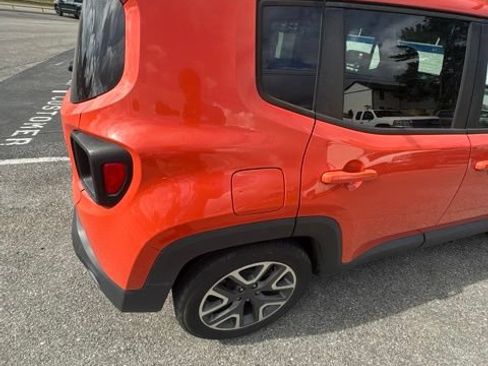 Used 2016 Jeep Renegade Latitude FWD image 24