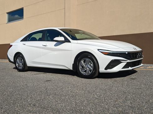 New 2026 Hyundai Elantra SE image 2