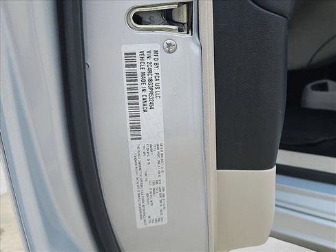 Used 2023 Chrysler Pacifica Touring-L FWD image 24
