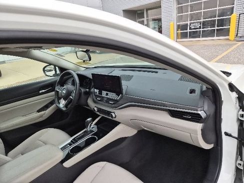 Used 2024 Nissan Altima 2.5 SV w/ SV Premium Package FWD image 9