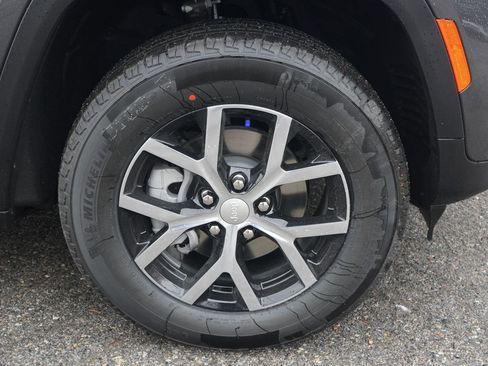 New 2025 Jeep Grand Cherokee Limited w/ Trailer Tow Package image 32