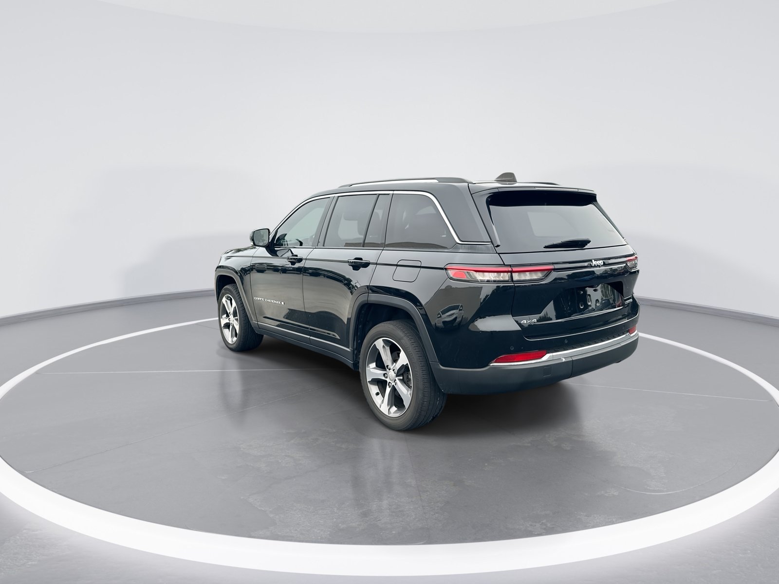 Used 2023 Jeep Grand Cherokee Limited w/ Trailer Tow Prep Group (B) AWD/4WD image 7
