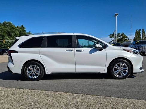 Used 2023 Toyota Sienna Platinum AWD/4WD image 7