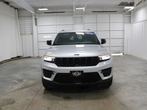 Used 2024 Jeep Grand Cherokee Altitude AWD/4WD image 3
