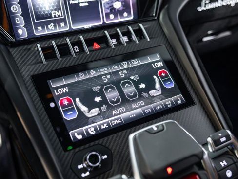 Used 2024 Lamborghini Urus Performante AWD/4WD image 45