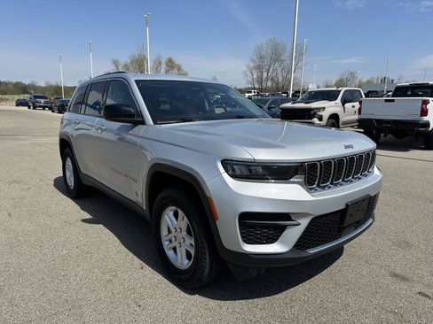 Used 2023 Jeep Grand Cherokee Laredo AWD/4WD image 11
