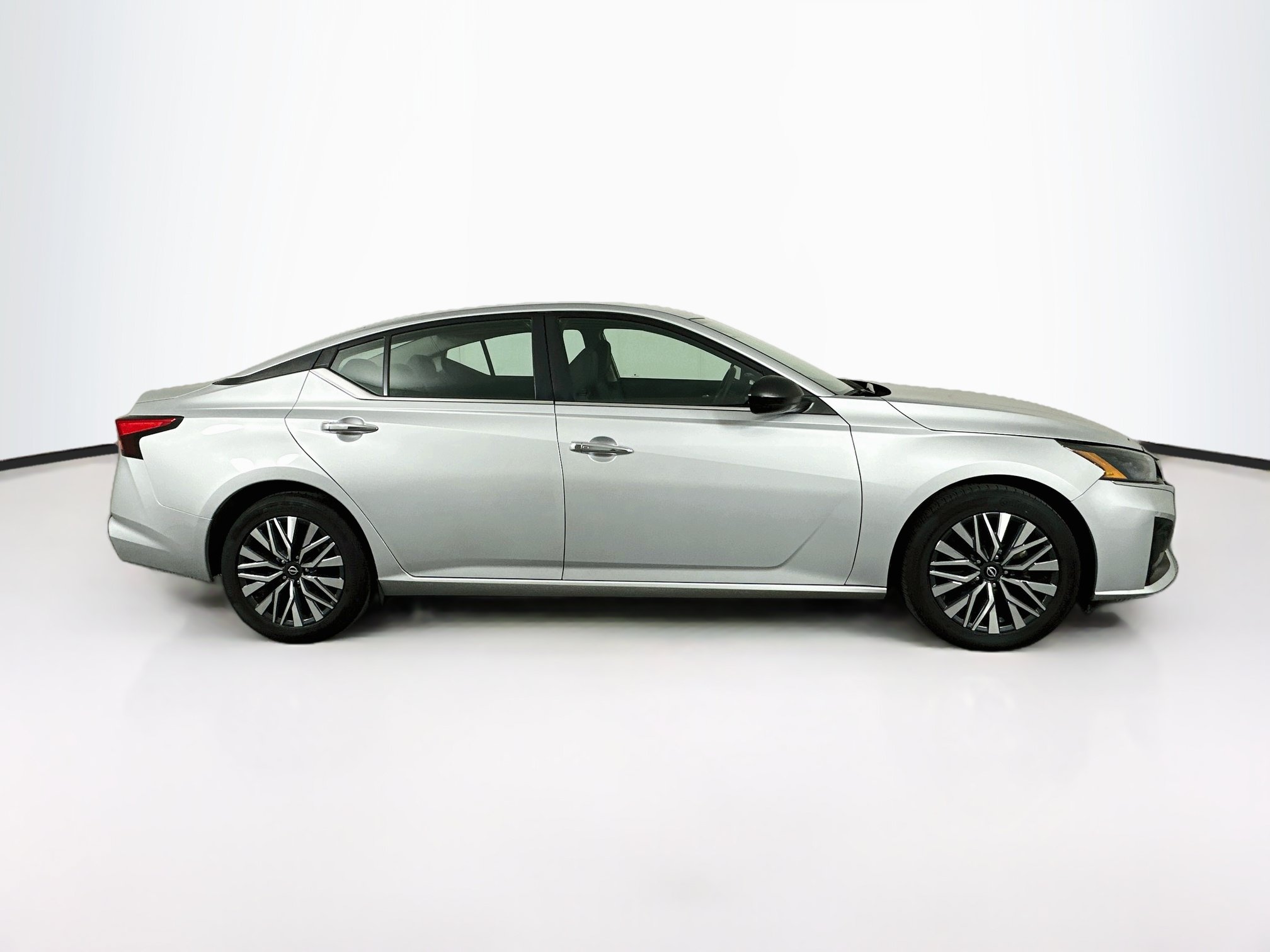 Used 2024 Nissan Altima 2.5 SV FWD image 10