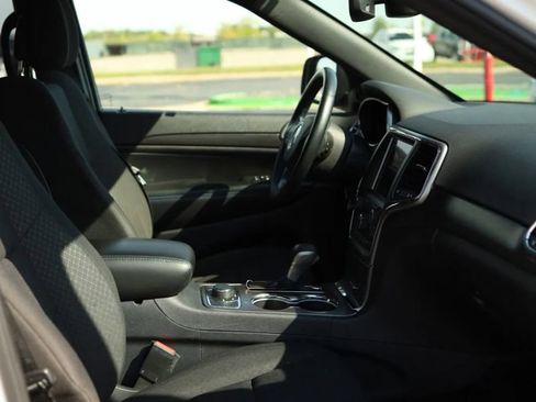 Used 2018 Jeep Grand Cherokee Laredo AWD/4WD image 39