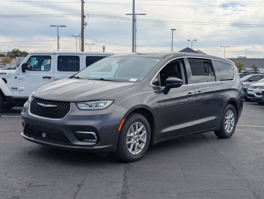 Used 2023 Chrysler Pacifica Touring-L FWD image 9