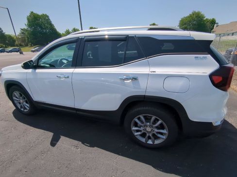 Used 2022 GMC Terrain SLT w/ Infotainment Package II AWD/4WD image 4
