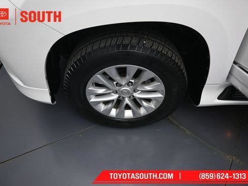 Used 2017 Lexus GX 460 AWD/4WD image 42