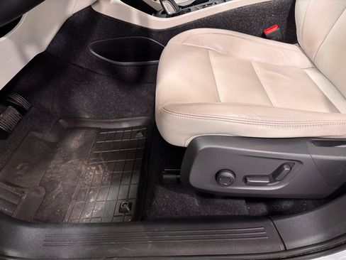 Used 2019 Volvo XC40 T5 Momentum image 11