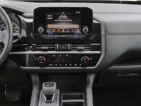 Used 2025 Nissan Pathfinder SV FWD image 18
