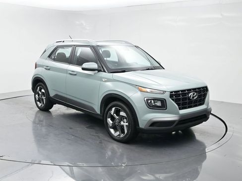 Used 2025 Hyundai Venue SEL FWD image 2