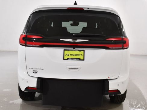 Used 2026 Chrysler Pacifica Select FWD image 14