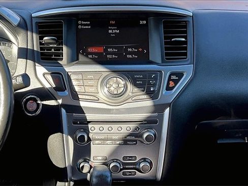 Used 2018 Nissan Pathfinder SL image 16