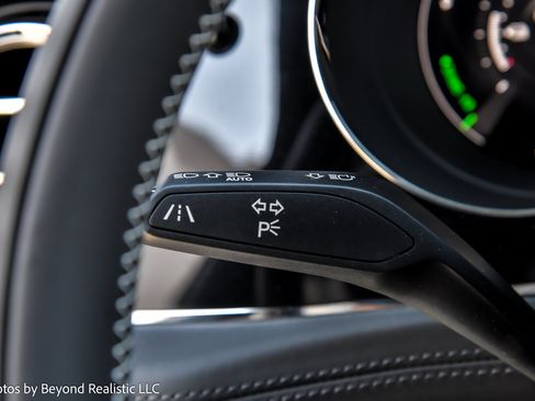 Used 2023 Bentley Bentayga Plug-In Hybrid AWD/4WD image 40