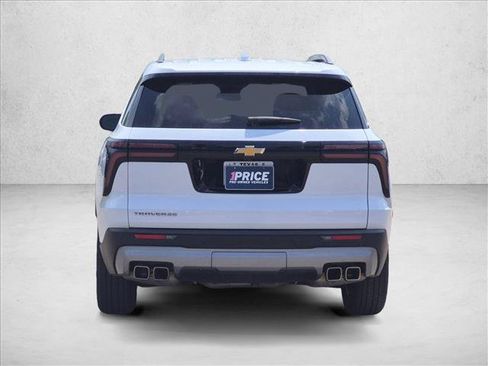 Used 2025 Chevrolet Traverse LT FWD image 6