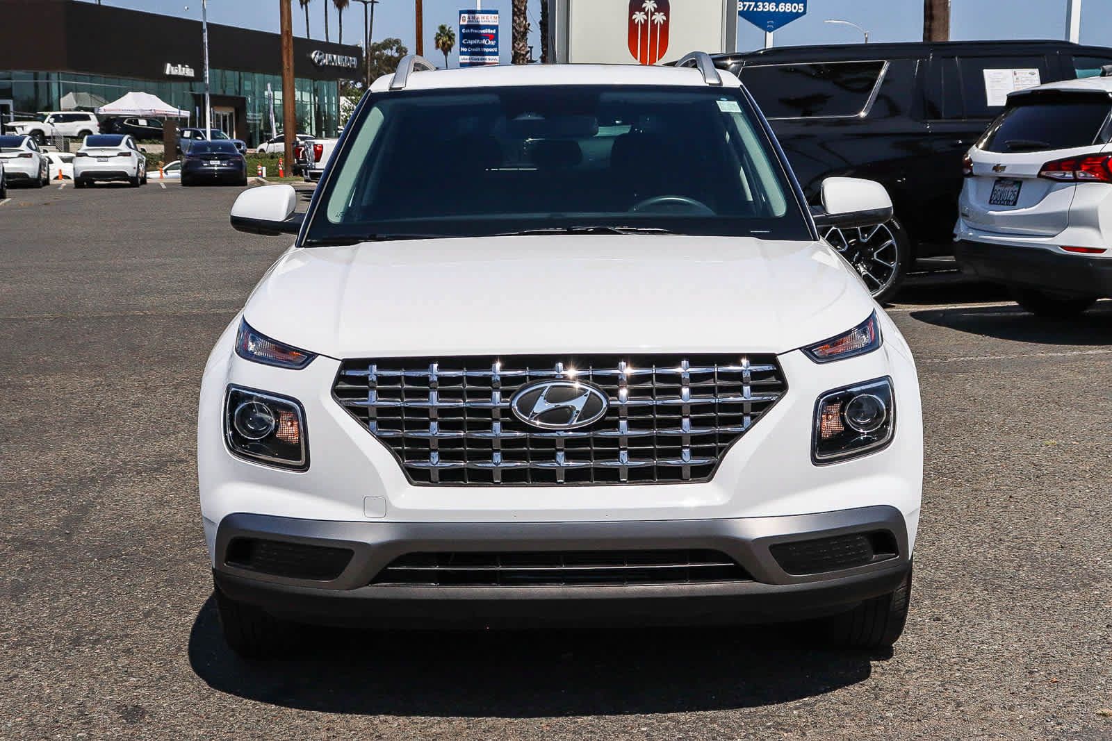 Used 2024 Hyundai Venue SEL FWD image 2