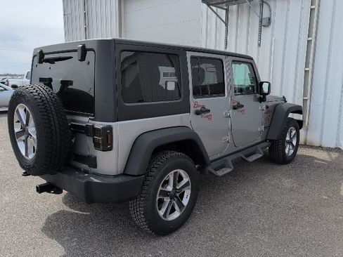 Used 2017 Jeep Wrangler Unlimited Rubicon w/ Connectivity Group image 3