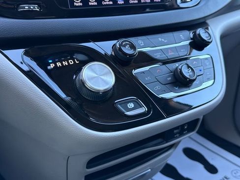 Used 2017 Chrysler Pacifica Touring-L FWD image 38