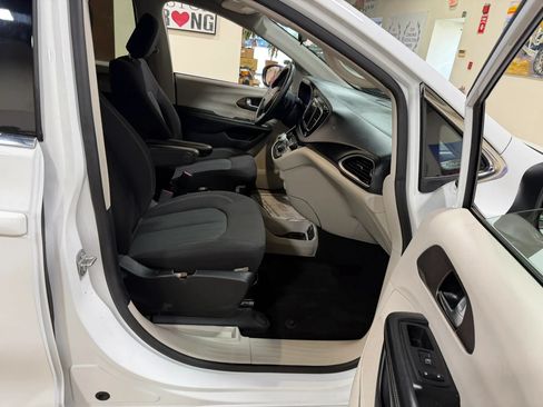 Used 2020 Chrysler Voyager LX FWD image 34