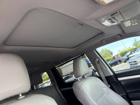 Used 2015 Toyota Highlander XLE AWD/4WD image 25