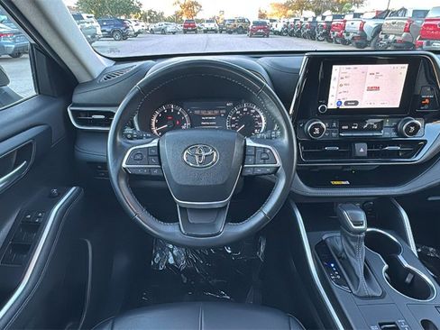 Used 2023 Toyota Highlander XLE image 30