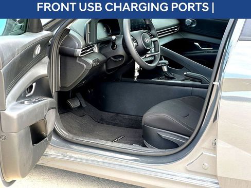 Used 2024 Hyundai Elantra SE image 11