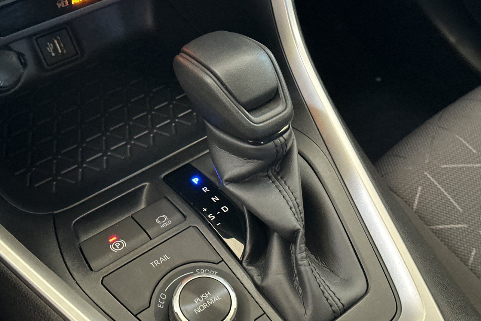 Used 2025 Toyota RAV4 XLE AWD/4WD image 23
