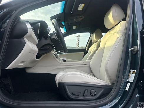 Used 2025 Genesis G70 2.5T image 15