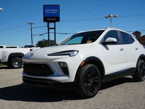 Used 2024 Buick Encore GX Sport Touring image 1