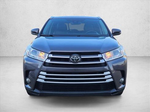 Used 2018 Toyota Highlander XLE image 2