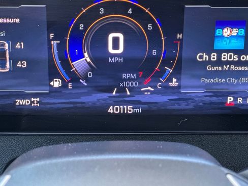 Used 2025 Chevrolet Traverse Z71 image 3