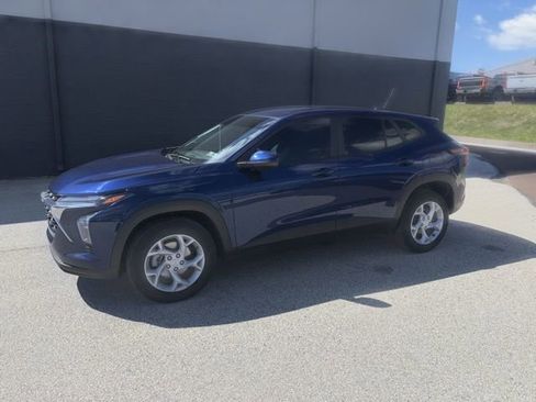 Used 2024 Chevrolet Trax LS w/ LS Convenience Package image 3