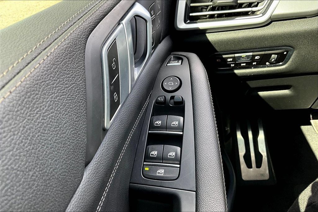 Used 2021 BMW X5 sDrive40i w/ M Sport Package RWD image 16