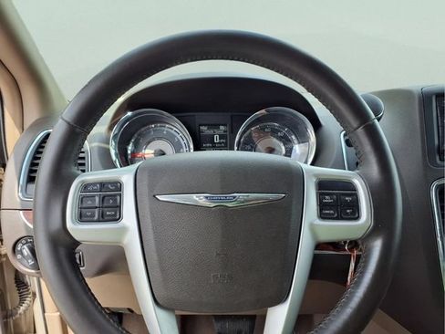 Used 2015 Chrysler Town & Country Touring-L FWD image 21