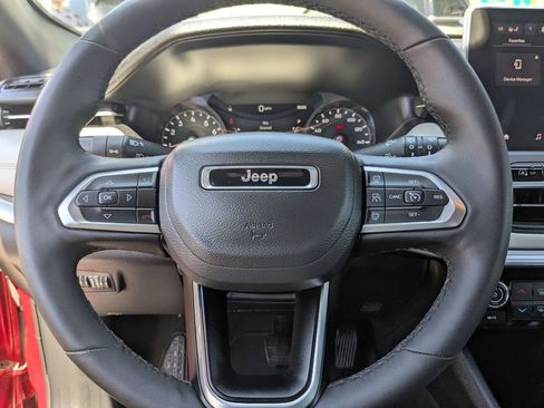 Used 2025 Jeep Compass Limited image 17
