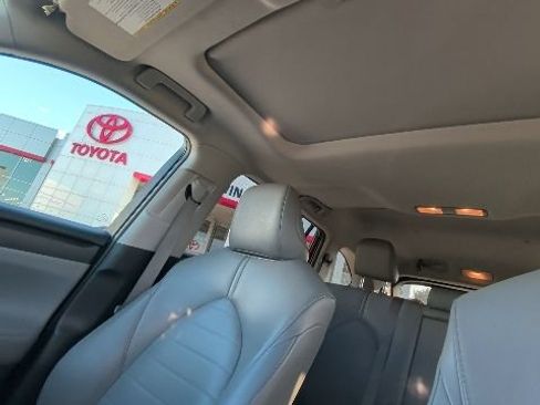 Used 2021 Toyota Highlander XLE AWD/4WD image 13