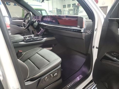 Used 2025 Cadillac Escalade Sport w/ Touring Package AWD/4WD image 11